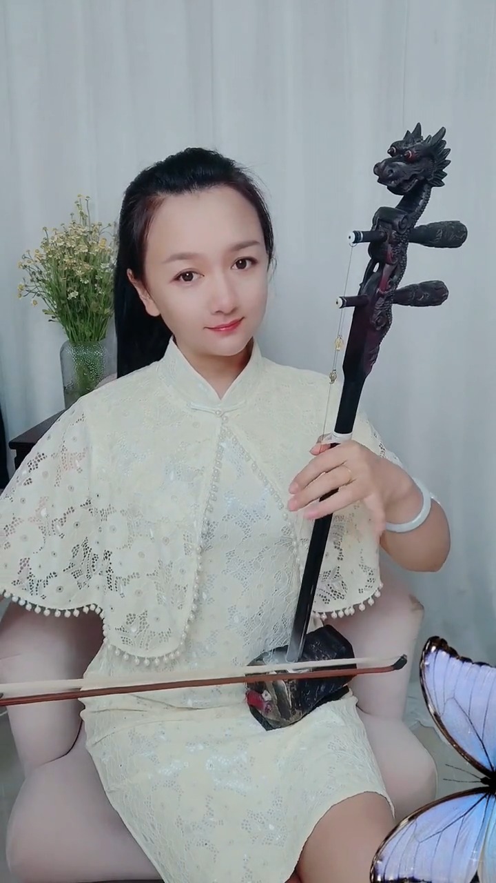 经典老歌美女二胡独奏周冰倩真的好想你闻听优美的旋律情不自禁的陷入