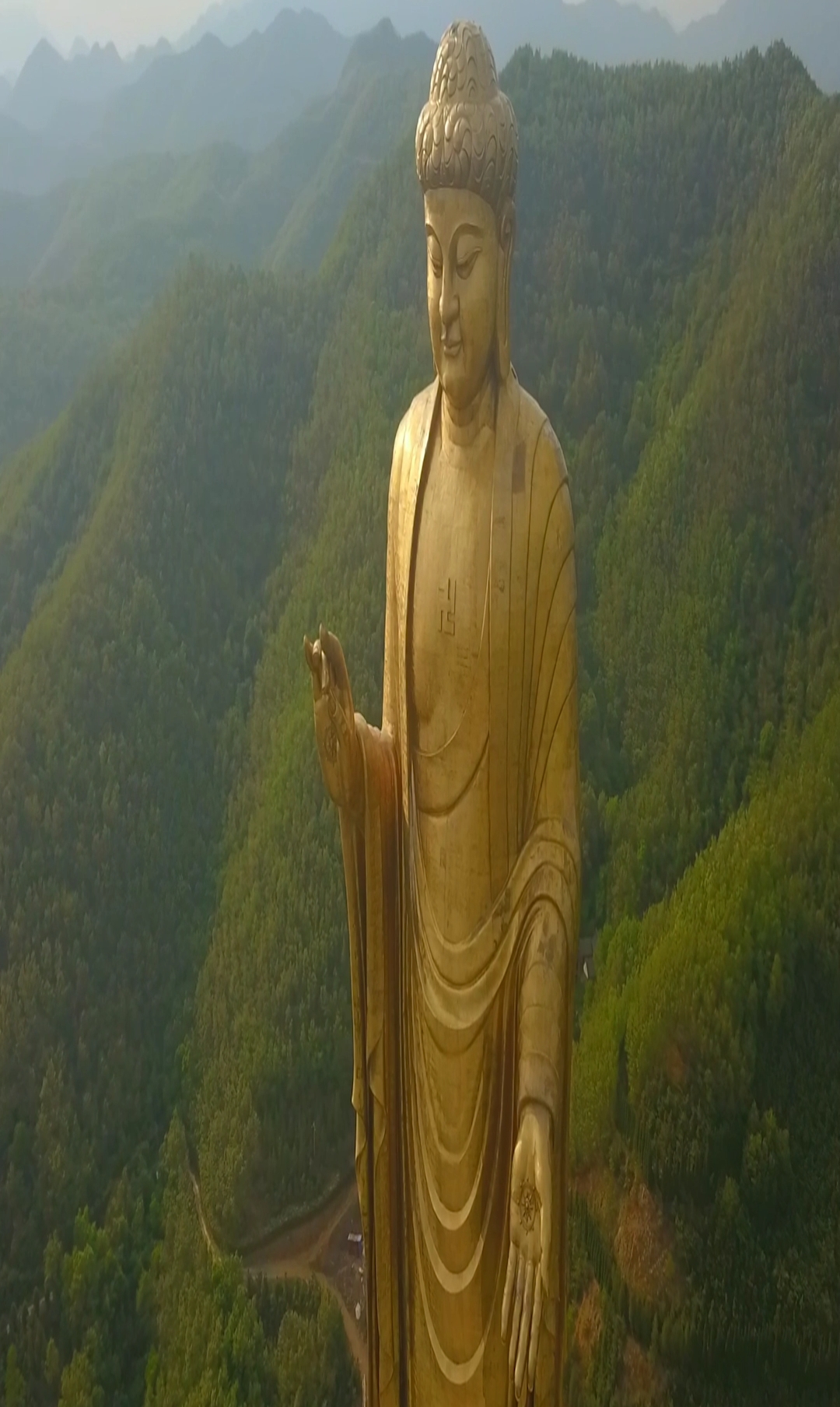 河南鲁山世界第一大佛,高度208米.