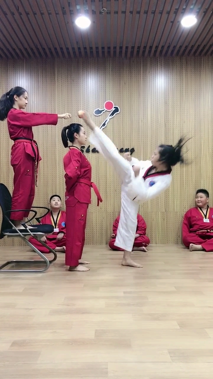 #跆拳道#漂亮回旋踢看呆小师弟
