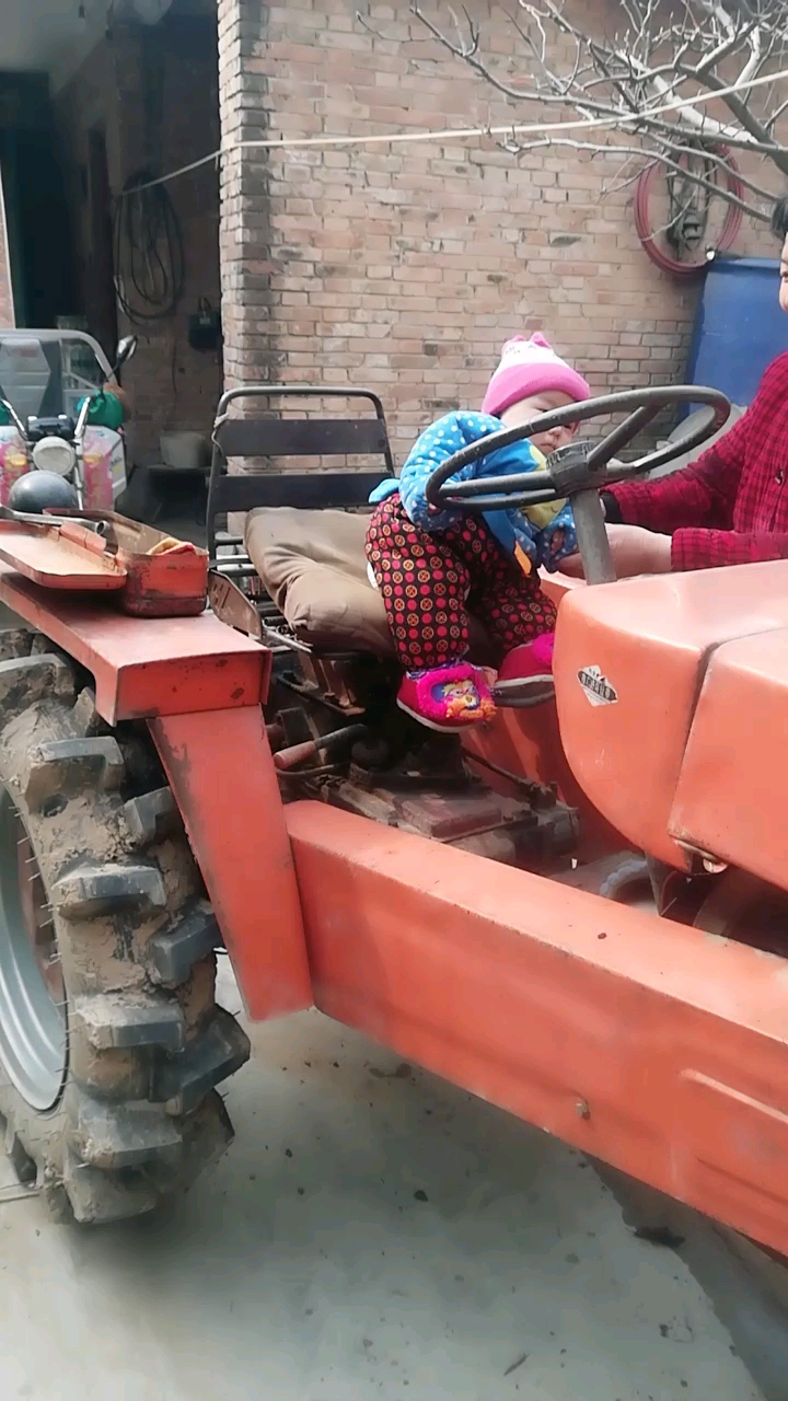 五个月小孩开四轮