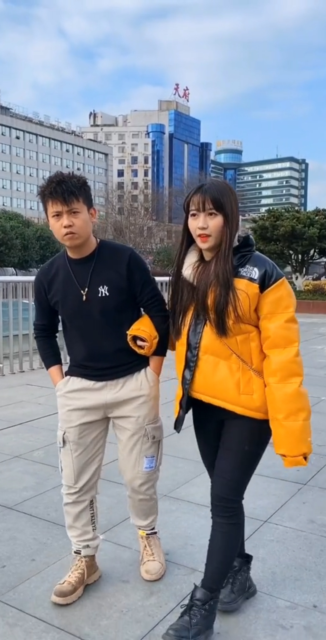 妹妹男朋友的眼神挺好的