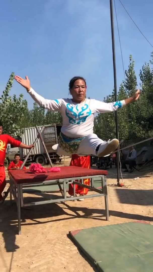 60岁大妈,钢丝上一字马