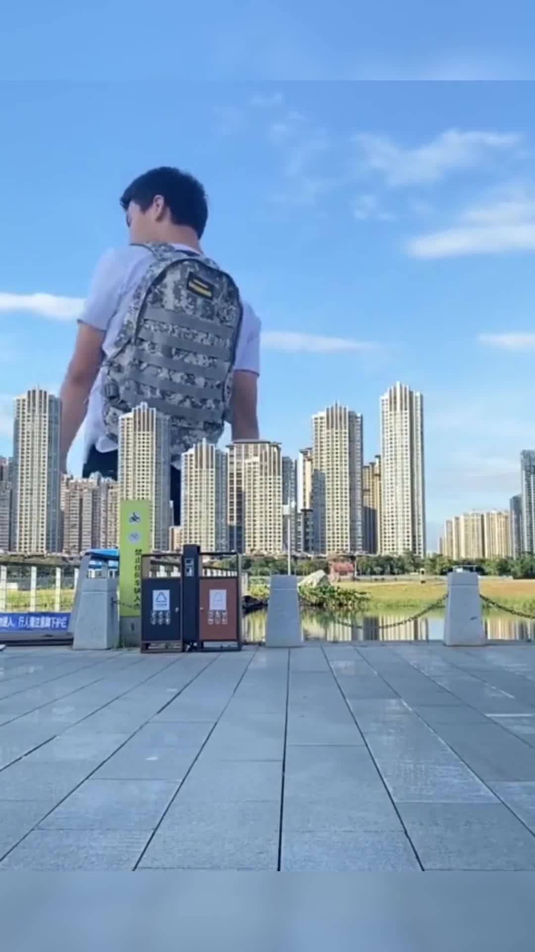 妈呀,帅哥跳了一下变巨人了.