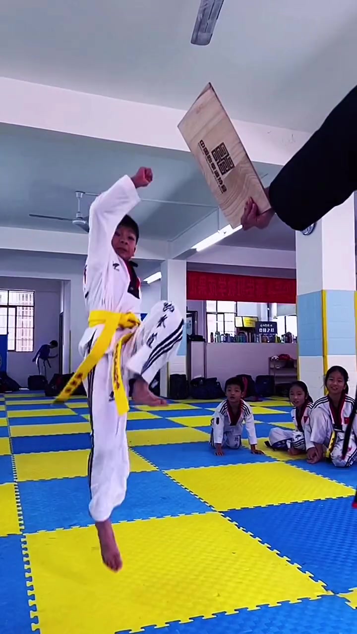 跆拳道小哥哥的腾空横踢