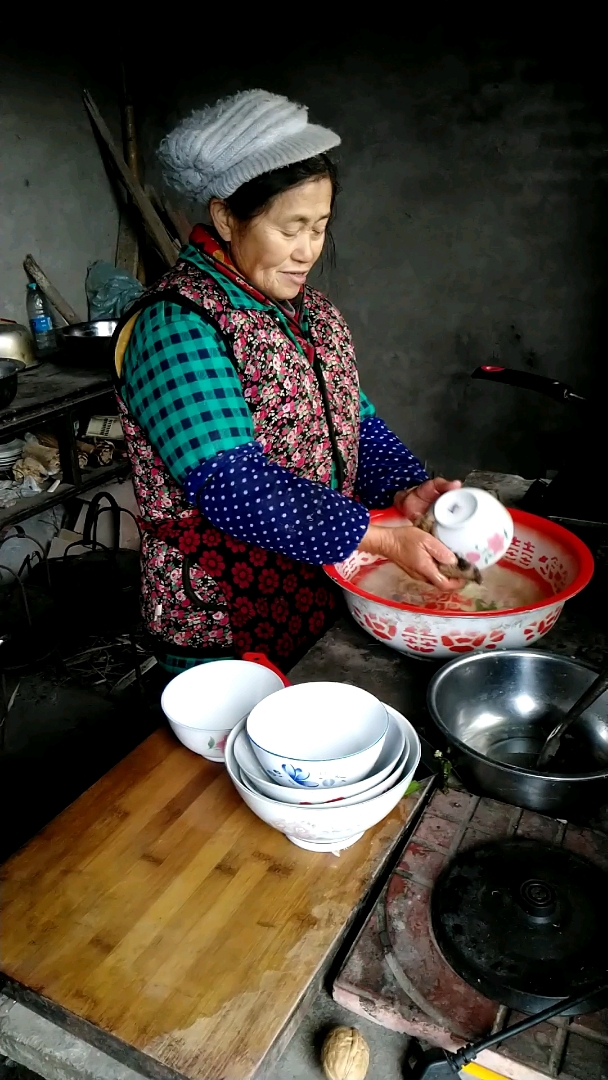 农村大妈用这种方法洗碗见过吗?