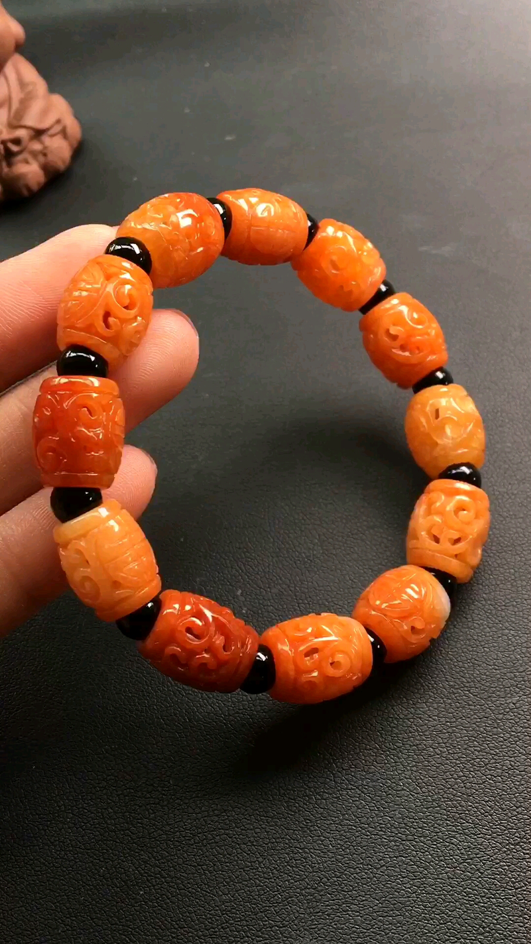 红翡路路通手串,红润光泽,雕工精美,饱满厚实,起胶感,玉质细腻,款式