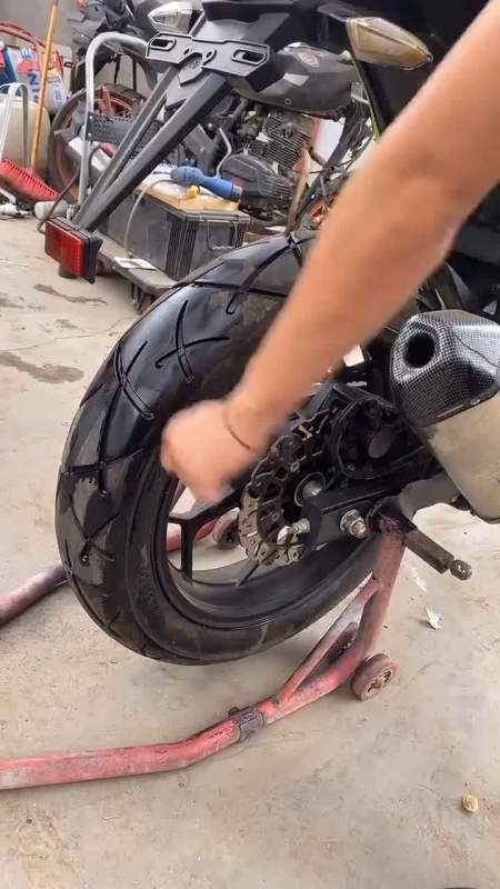 现实版风火轮,启动都烧胎起步,家里肯定开轮胎厂的!