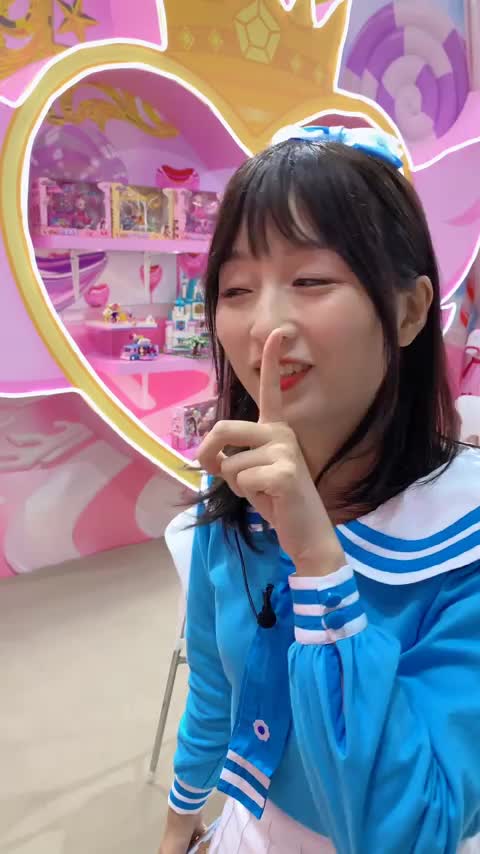 伶可家族小葩姐姐带我逛展位