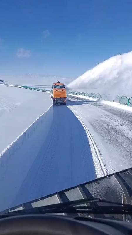 走在路上的美時美景#前面的除雪車噴著雪,在配上這景色,太美了!