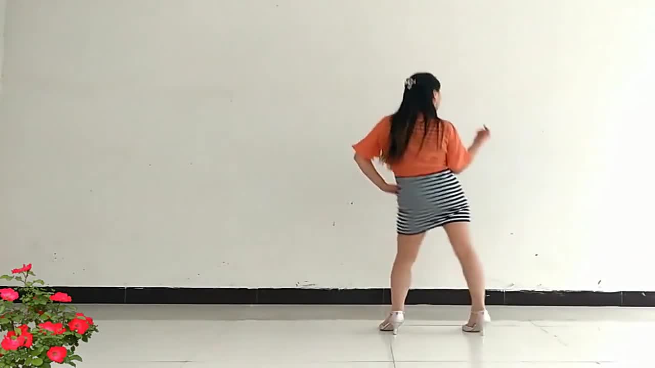 大姐练广场舞《到哪里找那么好的人》,舞步简单大气,好学!