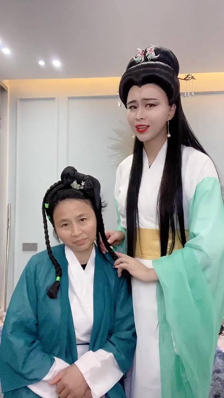 他们我是最好看的白娘子哈哈哈和最搞笑的小青哈哈哈吴小兰小姐又好看