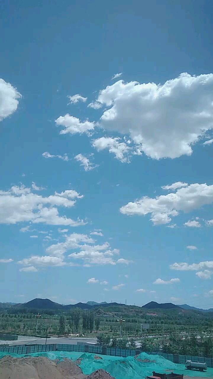 今天是个好天气.蓝色的天空白云朵朵