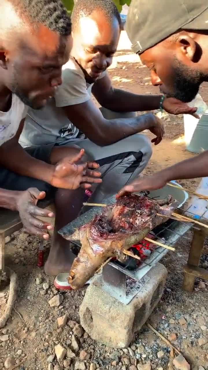 看看非洲人的大餐,直接上手抹材料,烤的什么也不知道!真服了