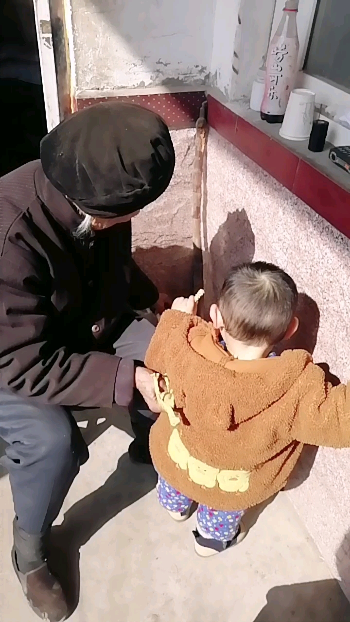 一老一小,奶奶九十三岁了跟一岁的重孙子,满满的幸福
