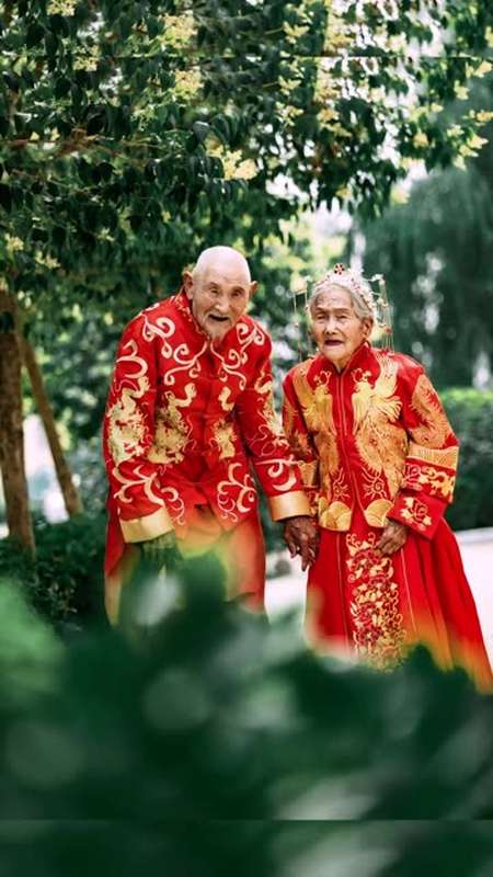 100岁老奶奶 98岁爷爷 结婚80周年 结婚照 这样的七夕爱情不羡慕吗?