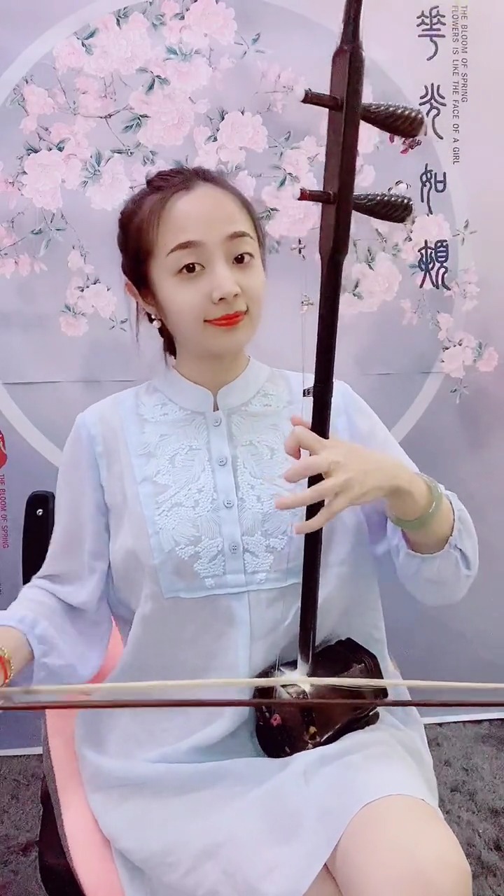 经典老歌#美女二胡拉奏,经典老歌《红梅赞》,优美的旋律,婉转悠扬