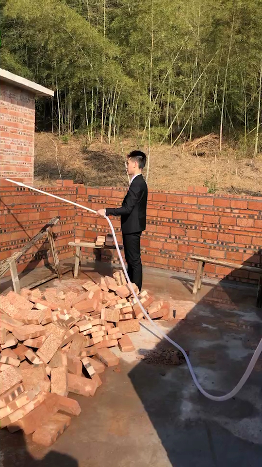 穿着西装干活的美男子