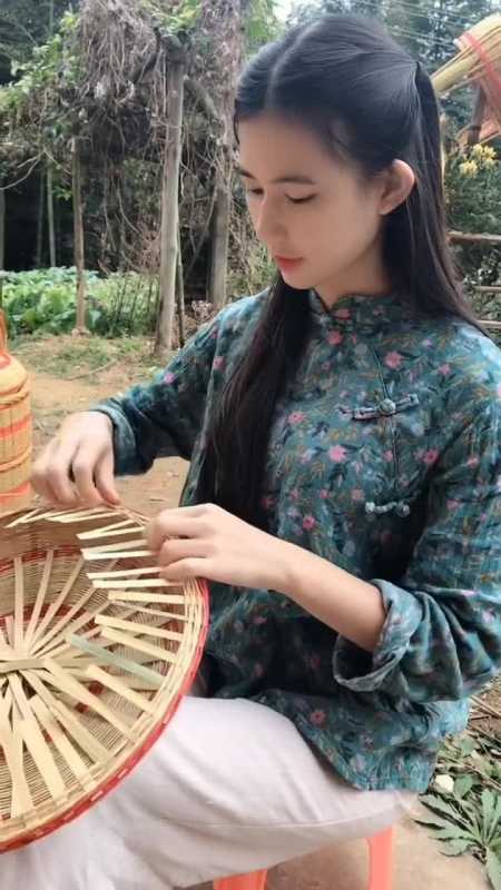 手艺人不会变戏法,一根竹子经过好几多道工序之后做成竹篮,天气越来越