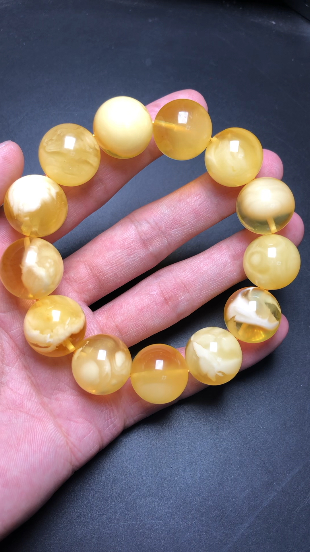 金绞白蜜18圆珠手串,天然蜜蜡赏析