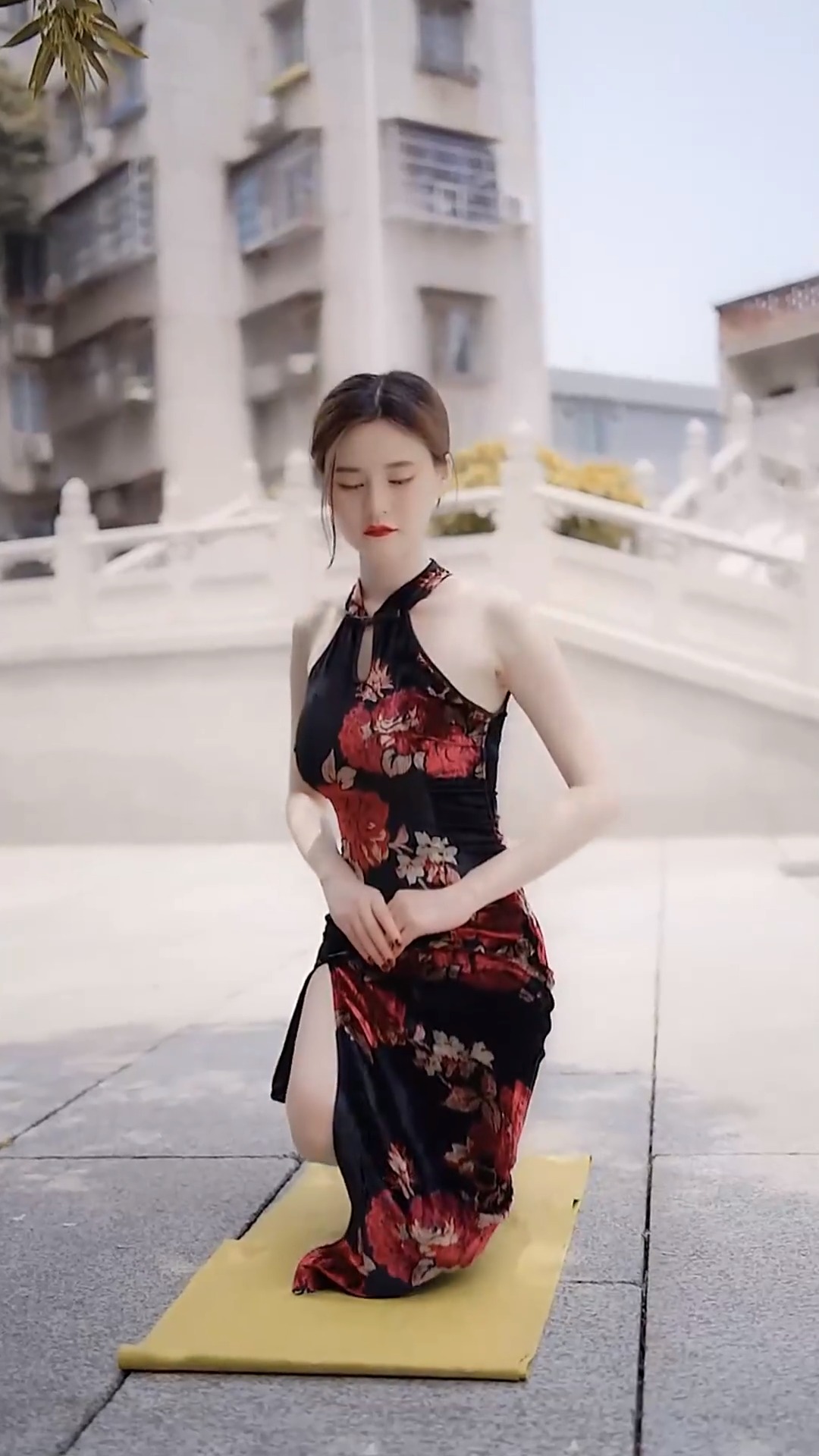 带你们见识一下穿旗袍时的正坐礼仪就问你学会了吗