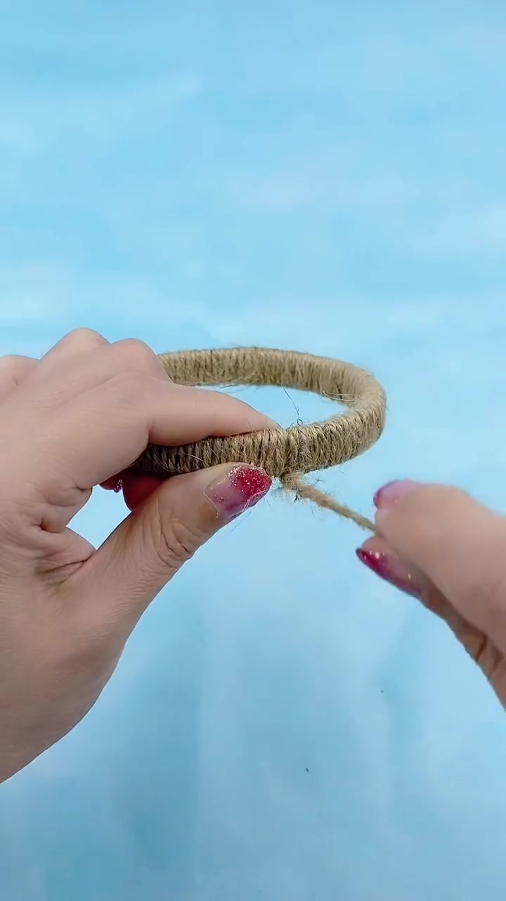 胶带圈又叒叕来了,配上没舍得丢的花甲壳,这个风铃有点绿