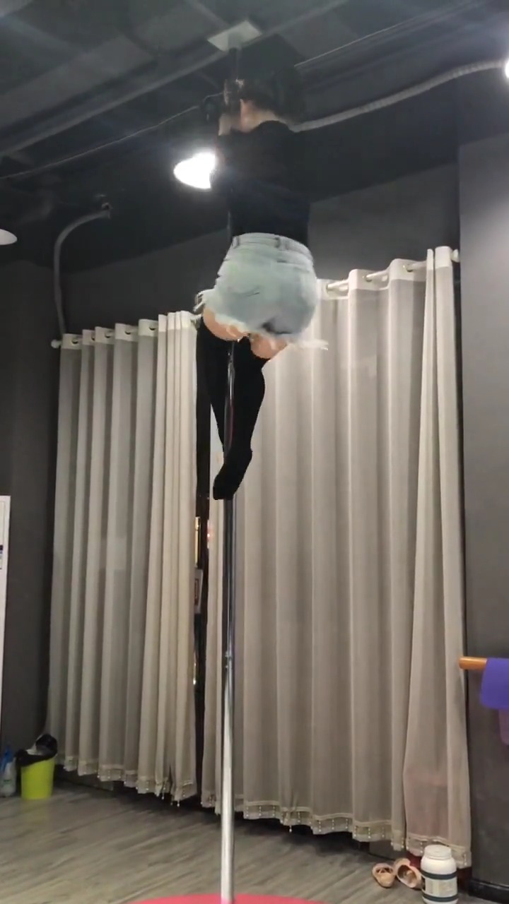 舞蹈基本功#小姐姐在家苦练钢管舞,33岁凹凸身材真勾人,一点都不狭浇