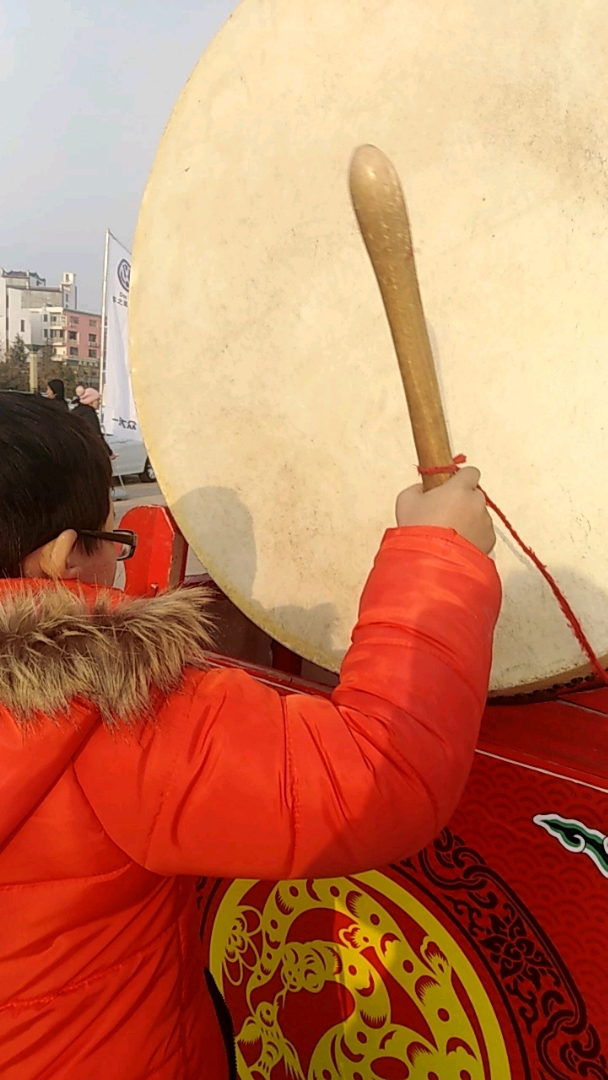 看别人打鼓,孩子也去学着打鼓!