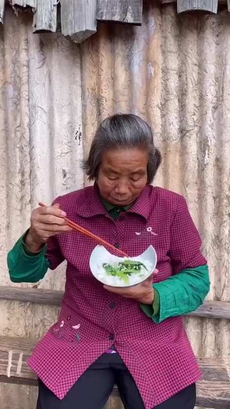 外婆用破碗吃饭被嘲笑,我给外婆做的红木碗,简单实用永远不会摔碎!