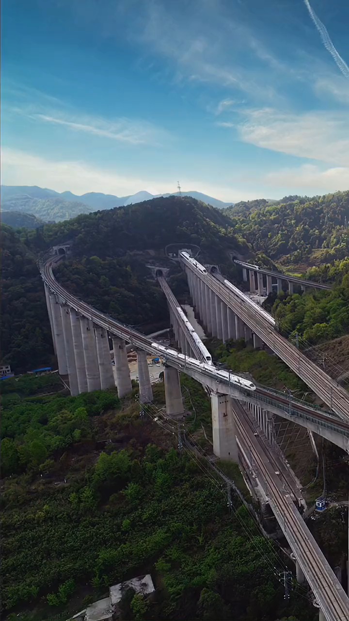 高铁进山洞图片