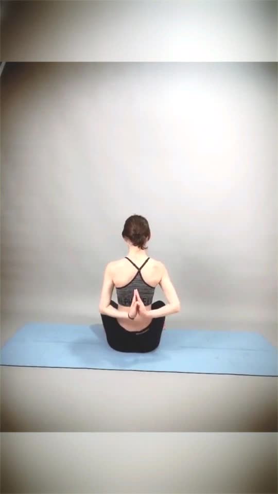 练背的瑜伽动作图片