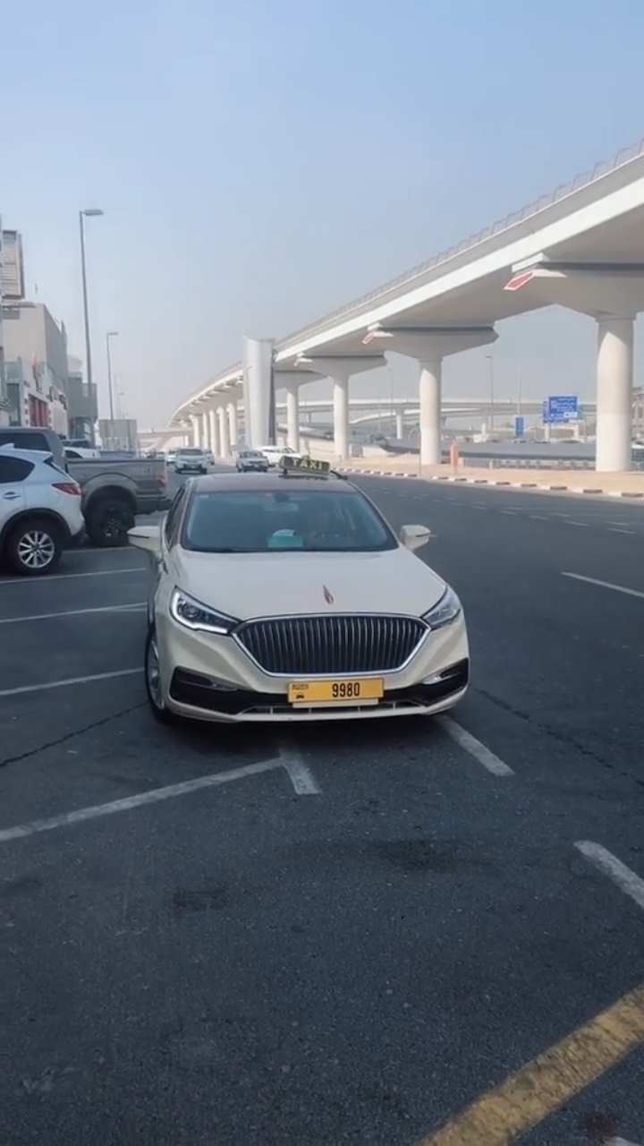 在迪拜打出租车,居然是我天朝的红旗