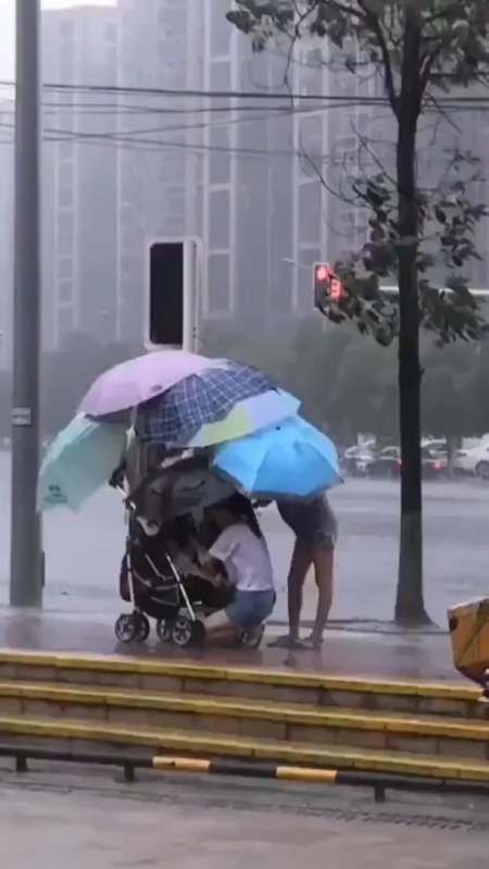 搞笑段子剧#下雨了,宝宝在雨里,大家都过去为他撑起一片晴天
