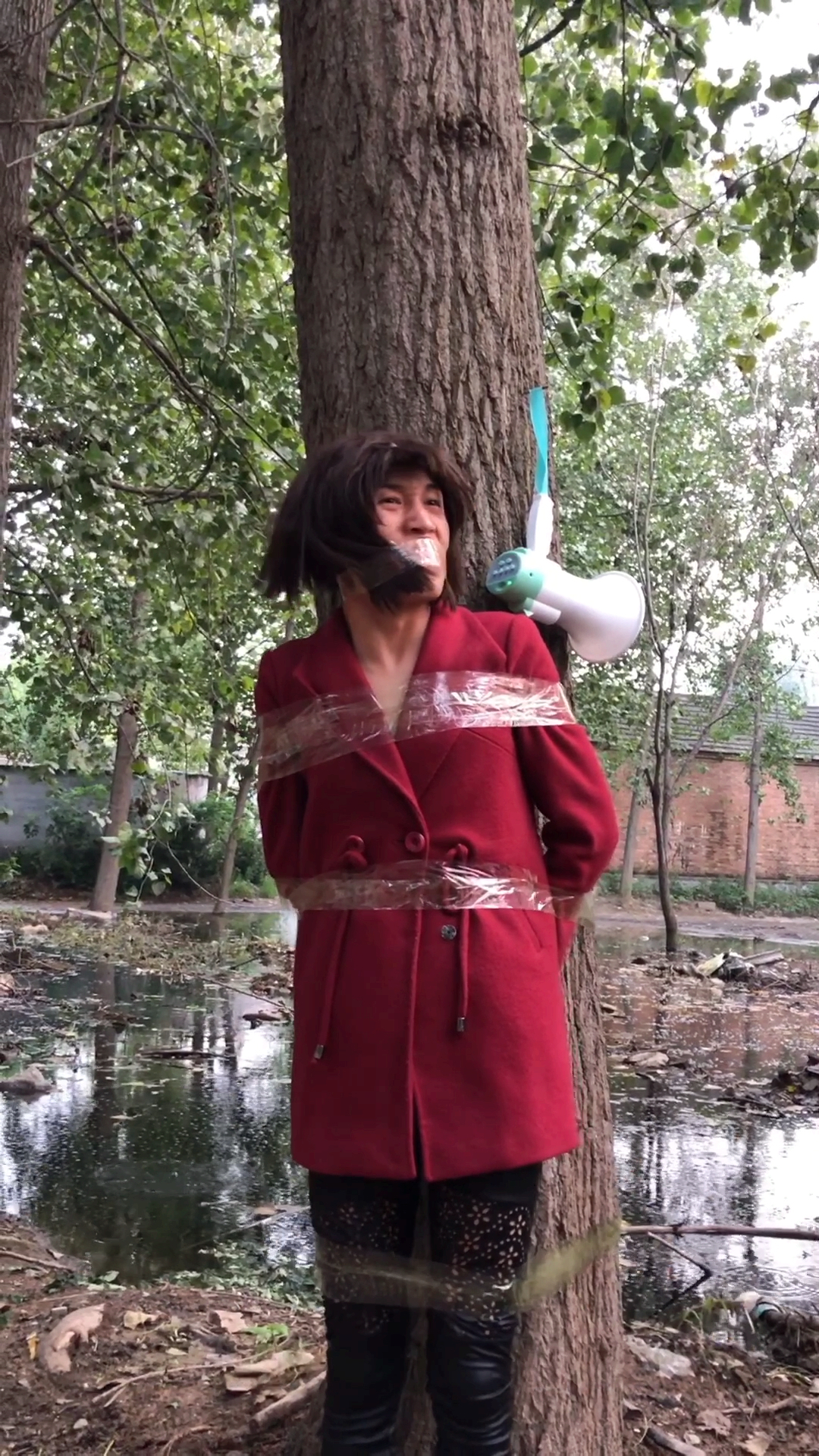 老公出去喝酒,竟然把老婆绑树上啦