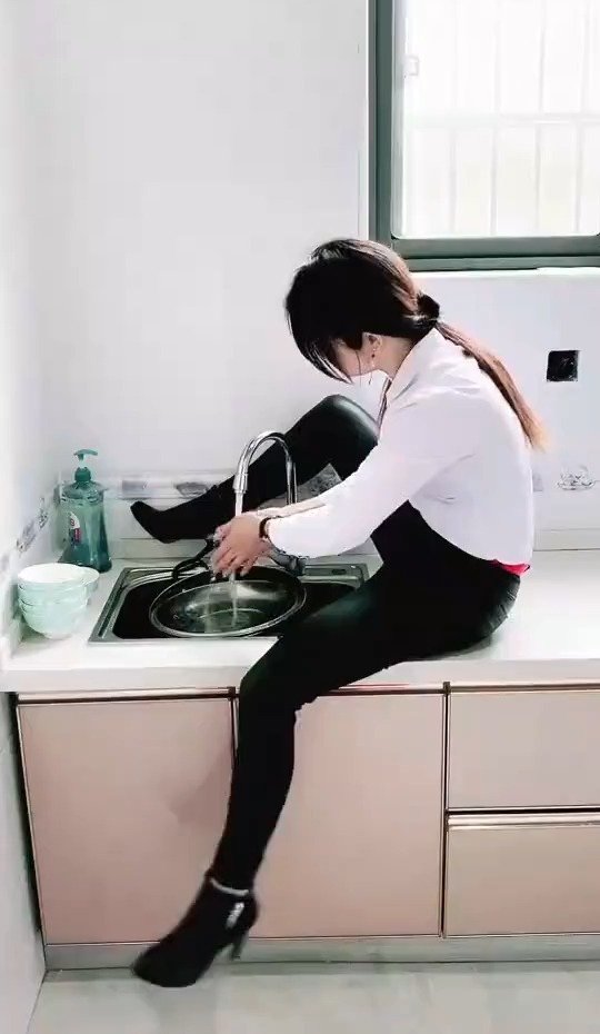 今天收拾家务真的太累了,刷碗都嫌累,还是坐在这里好一点