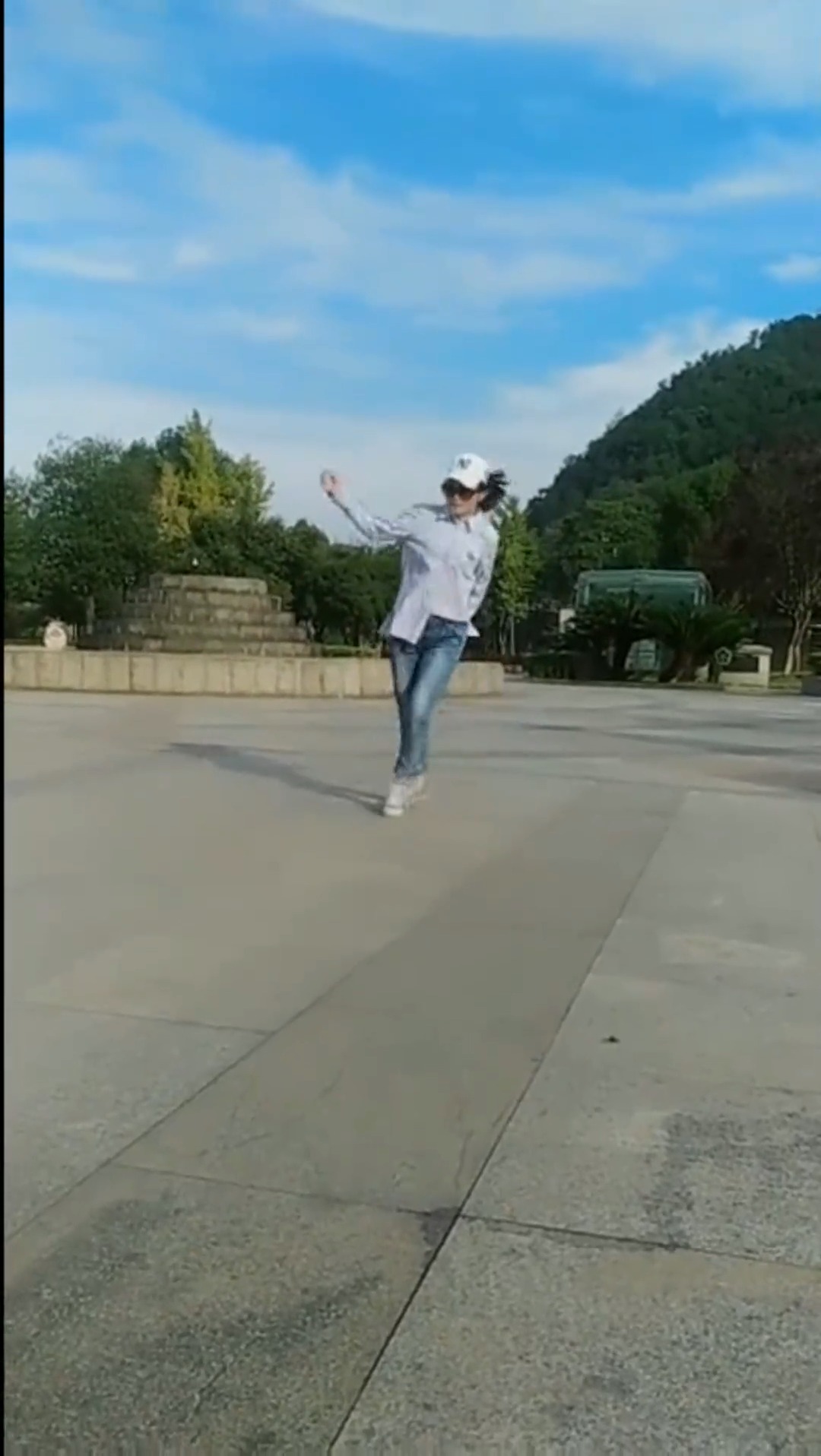 娱乐#农村美女户外跳鬼步舞,步伐太飘逸了,一看就是练过的