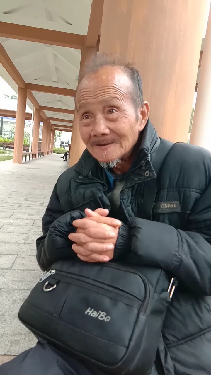 70岁阿叔是福建的让不孝的儿子赶出来流浪生活,我们发现后马上帮助他