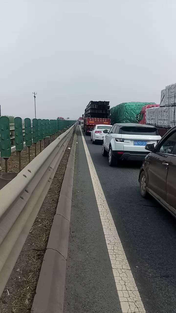 京沪高速青县堵车了