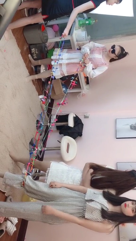 明星娱乐#大哥们直播马上开始气球弹腿往里进