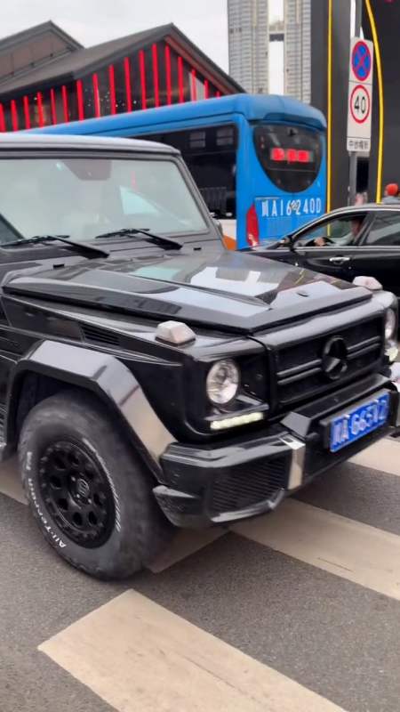 白富美小姐姐开巴博斯大g打卡太古里堵红灯看手机路过的行人都很羡慕