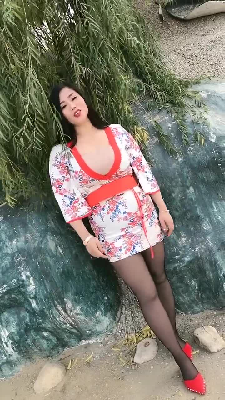 40岁的微胖女人,幽默风趣,段子拍的不错