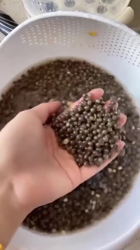 情侣如此恶搞真的好吗美女用木瓜的种子假装鱼子酱给老公吃,第二天太