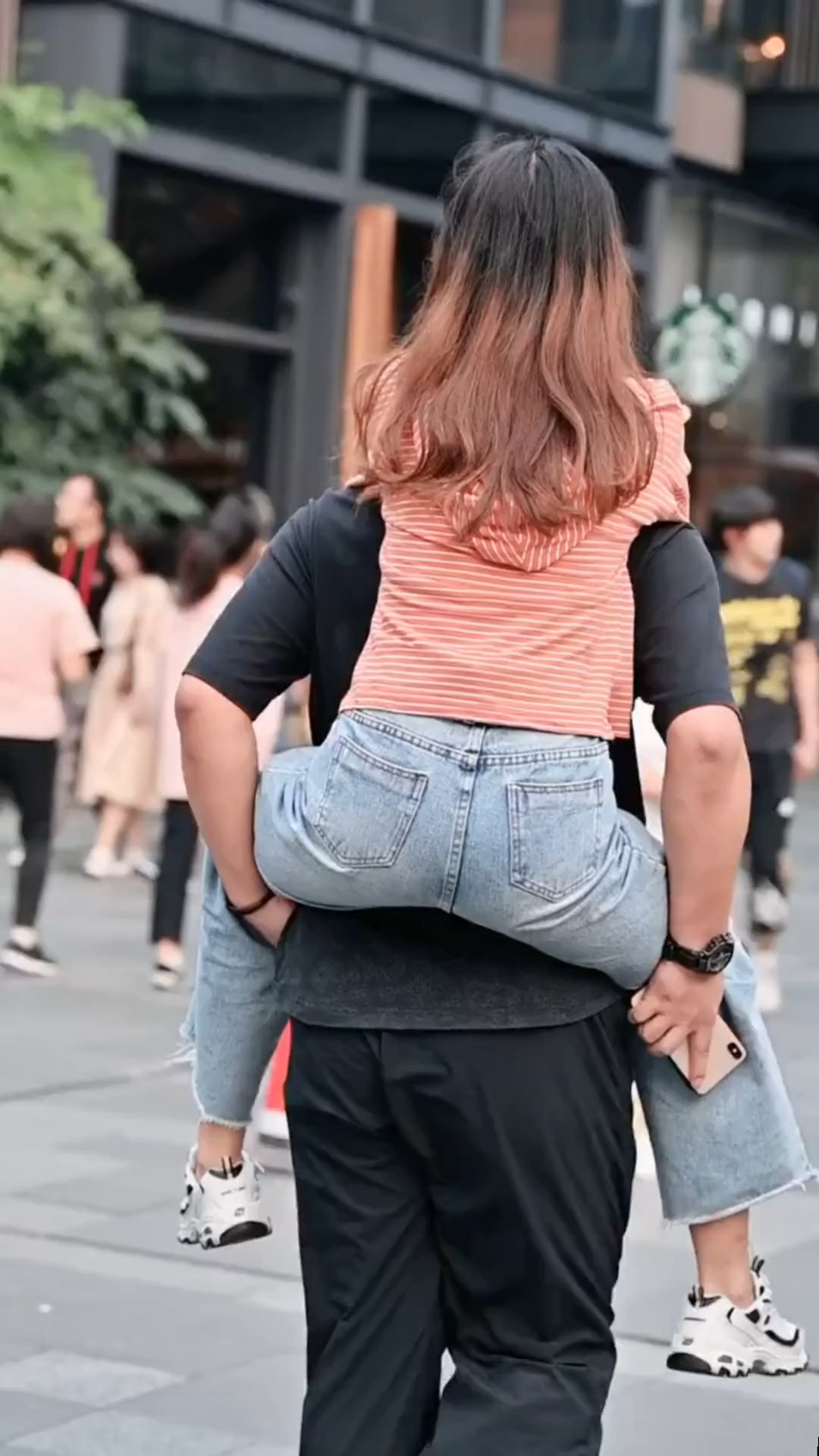 你会背着女朋友逛街吗