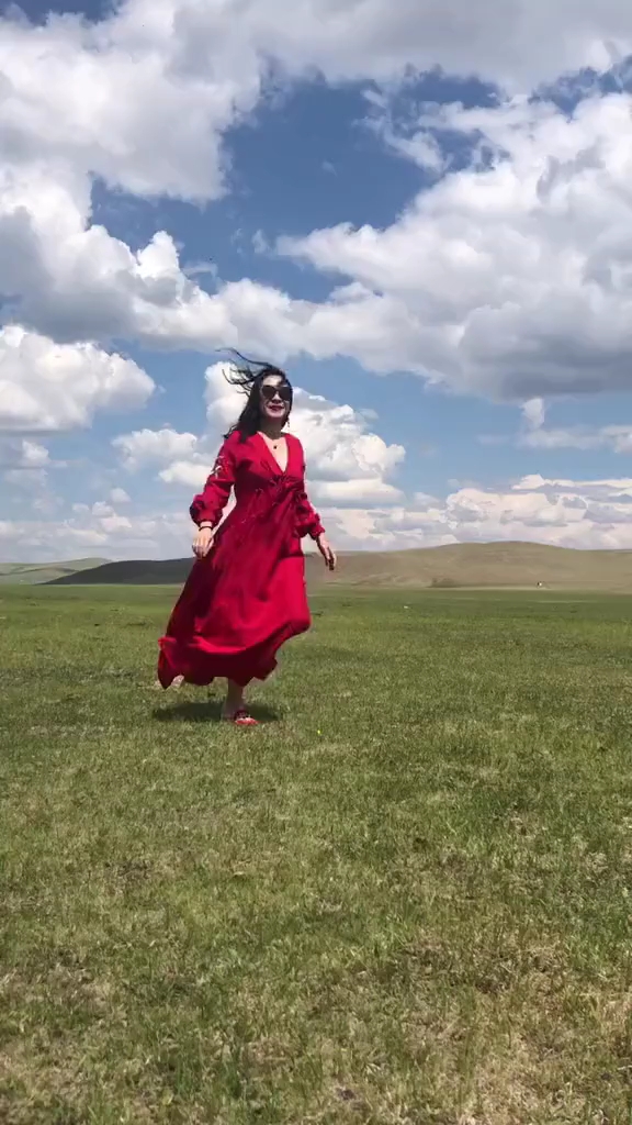 来大草原,一定要穿红裙子哦