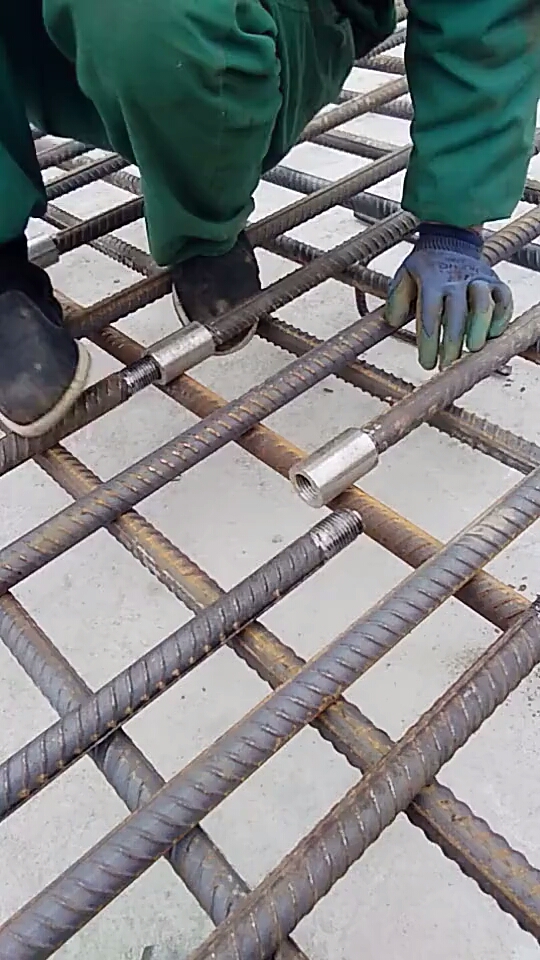 现在的钢筋都不用焊接了,螺丝扣拧住就是