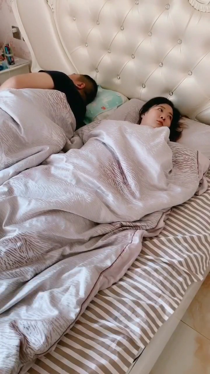 臭老公果然是爱我的!睡觉还不忘给我盖被子!