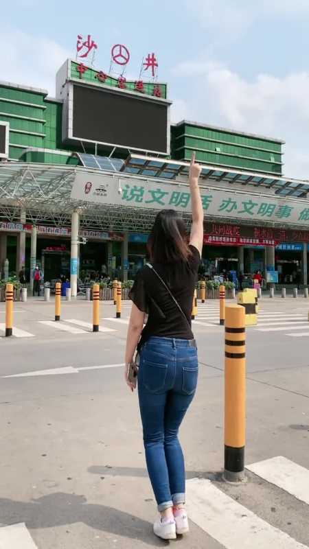 17岁来深圳的,在深圳打工十年,在沙井进了两年手袋厂,在德昌电机厂