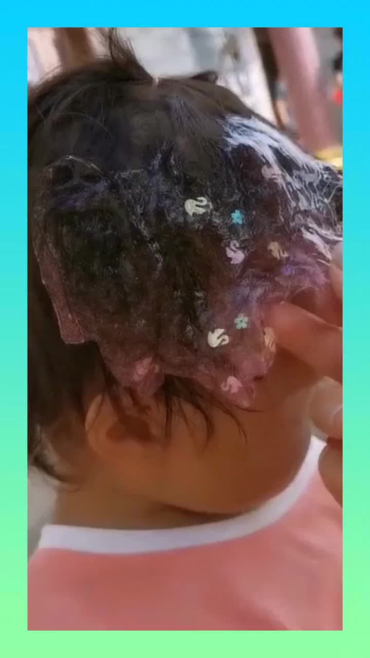 萌娃玩水晶泥弄头发上,难道要剪头发吗,妈妈着急了