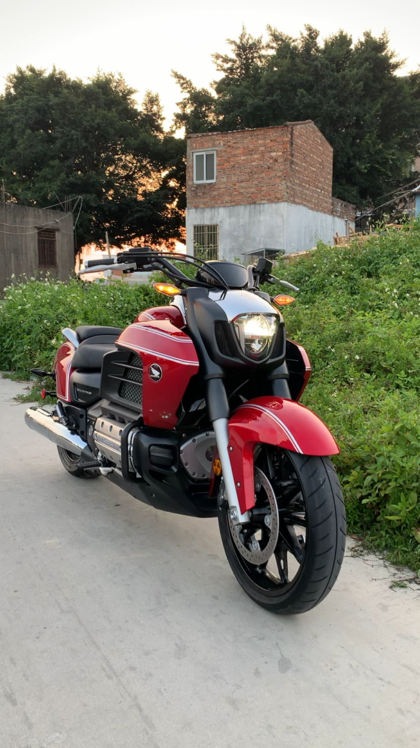 本田新款北欧女神f6c,1800cc,水平对置六缸!