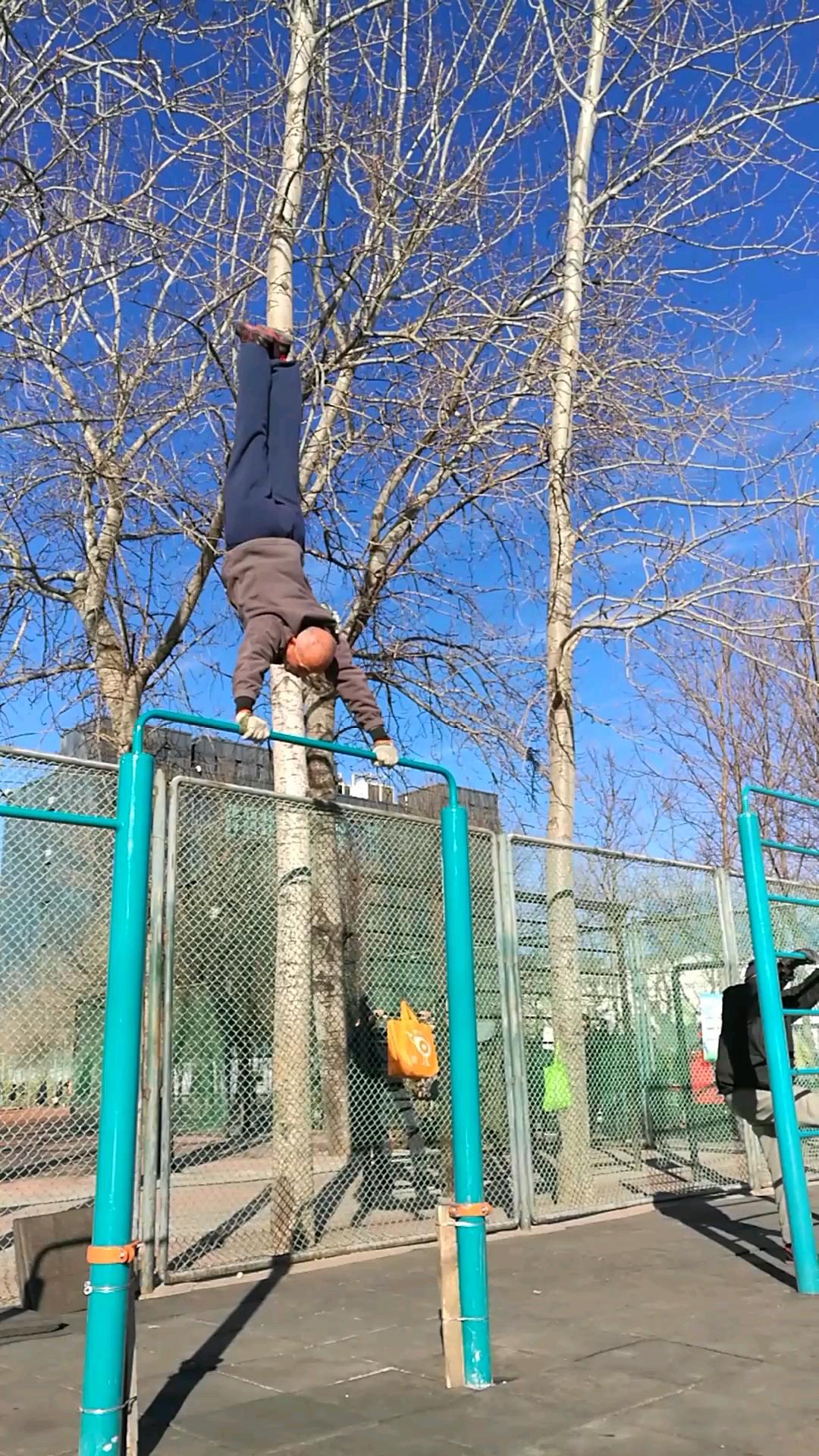 大爷身体太棒了,这个年纪还单杠大回环