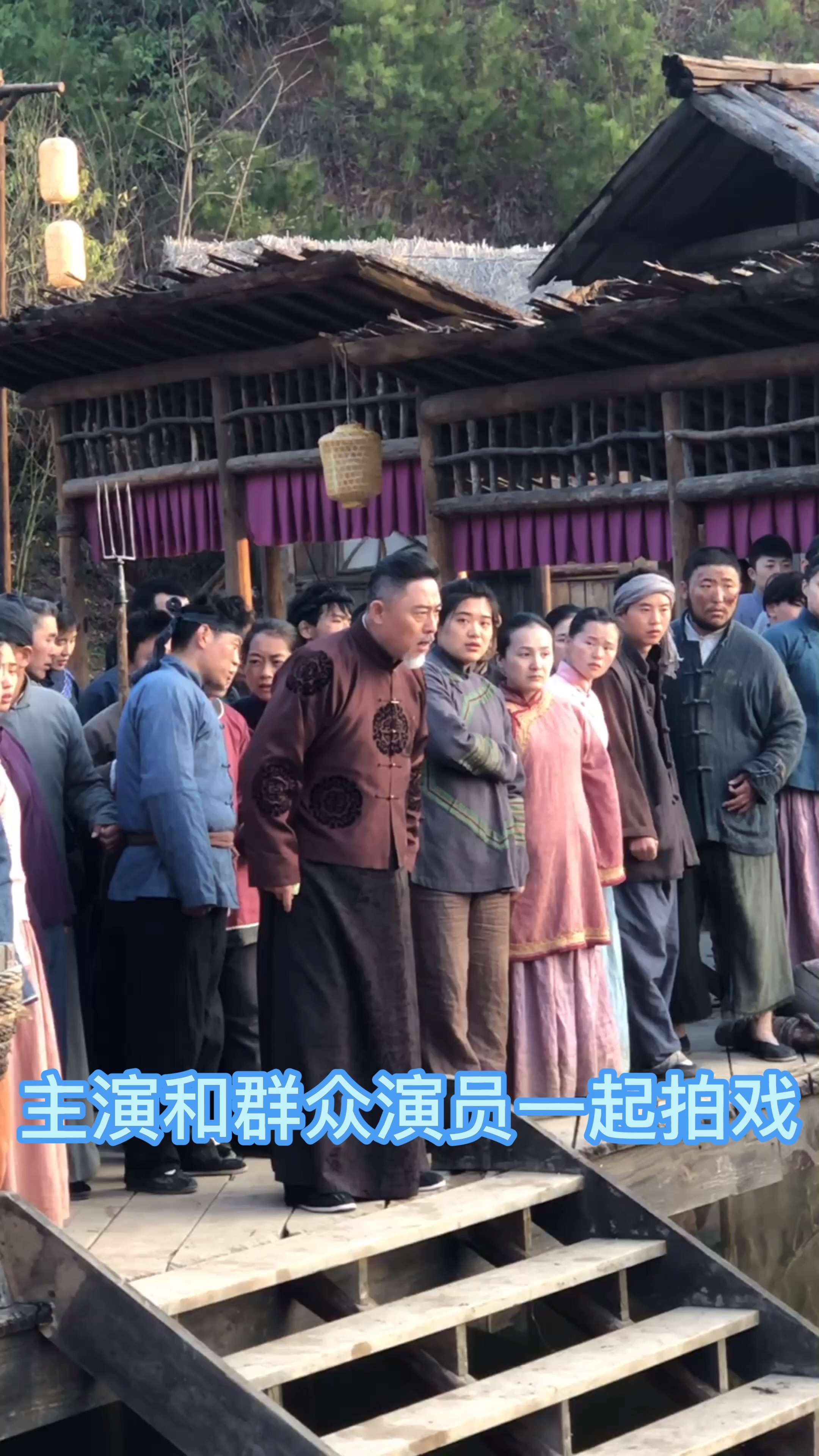 民国剧拍戏现场,主演和群众演员一起拍戏,主演演技真棒